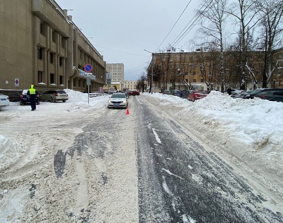 В Кирове под колеса автомобиля попала 10-летняя девочка