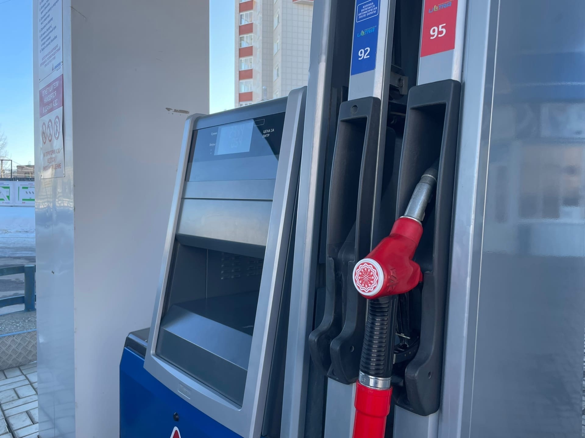 стоимость бензина. падение цен. понижение цен на бензин вызовет. 92 бензин. понижение цен на бензин вызовет.