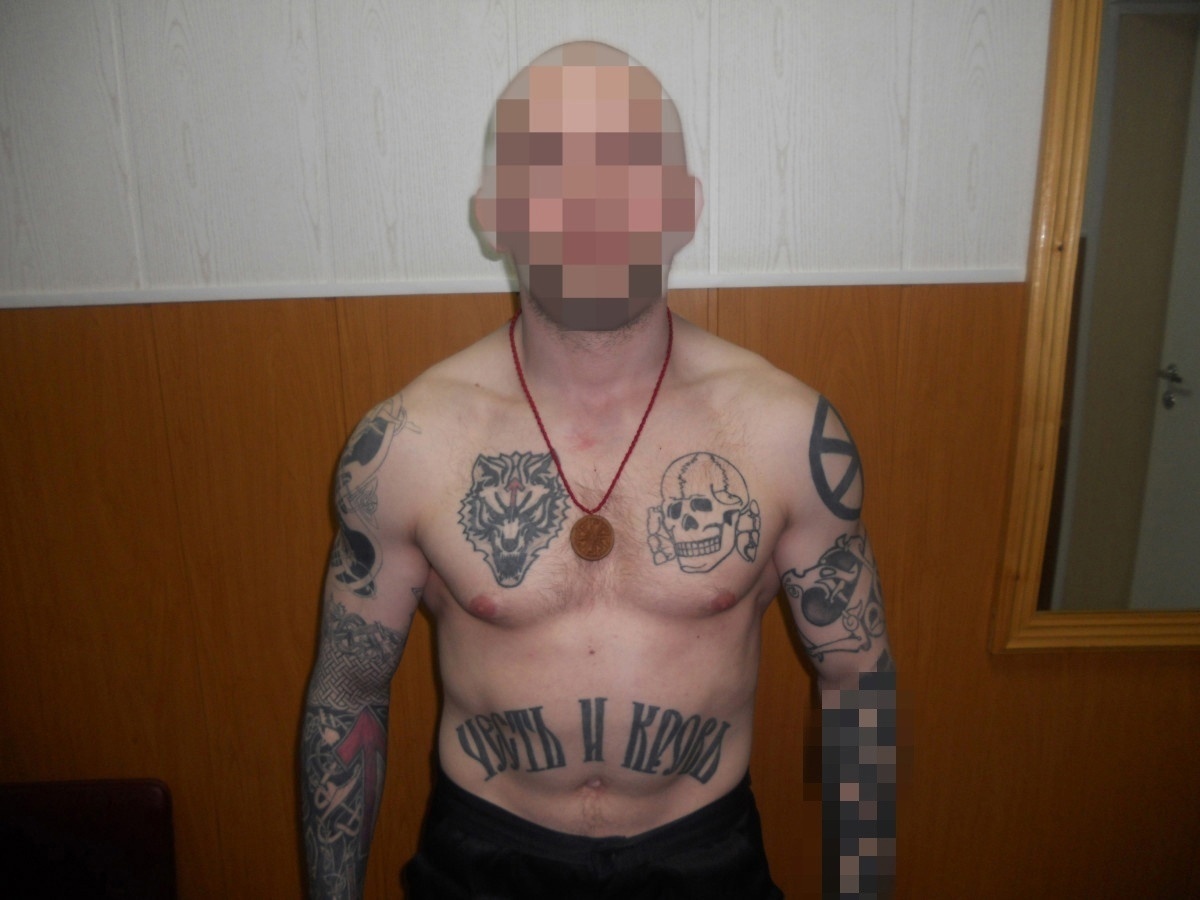 Свастика на щеке: в Кировской области мужчина стал фигурантом уголовного дела из-за татуировки