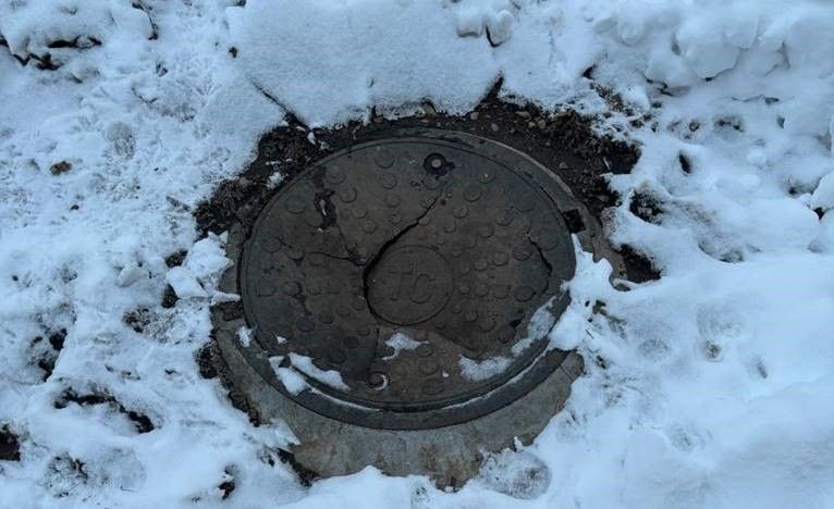 С начала года в Кирове "Т Плюс" восстановила 11 поврежденных во время уборки снега люков