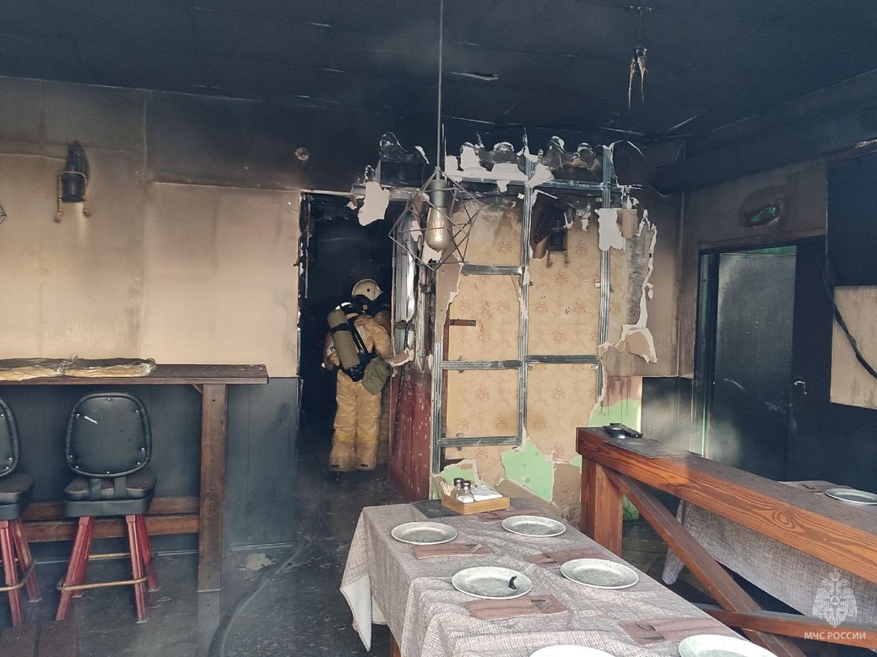 Огонь уничтожил кафе в Кирове на Октябрьском проспекте, 13: есть пострадавшие