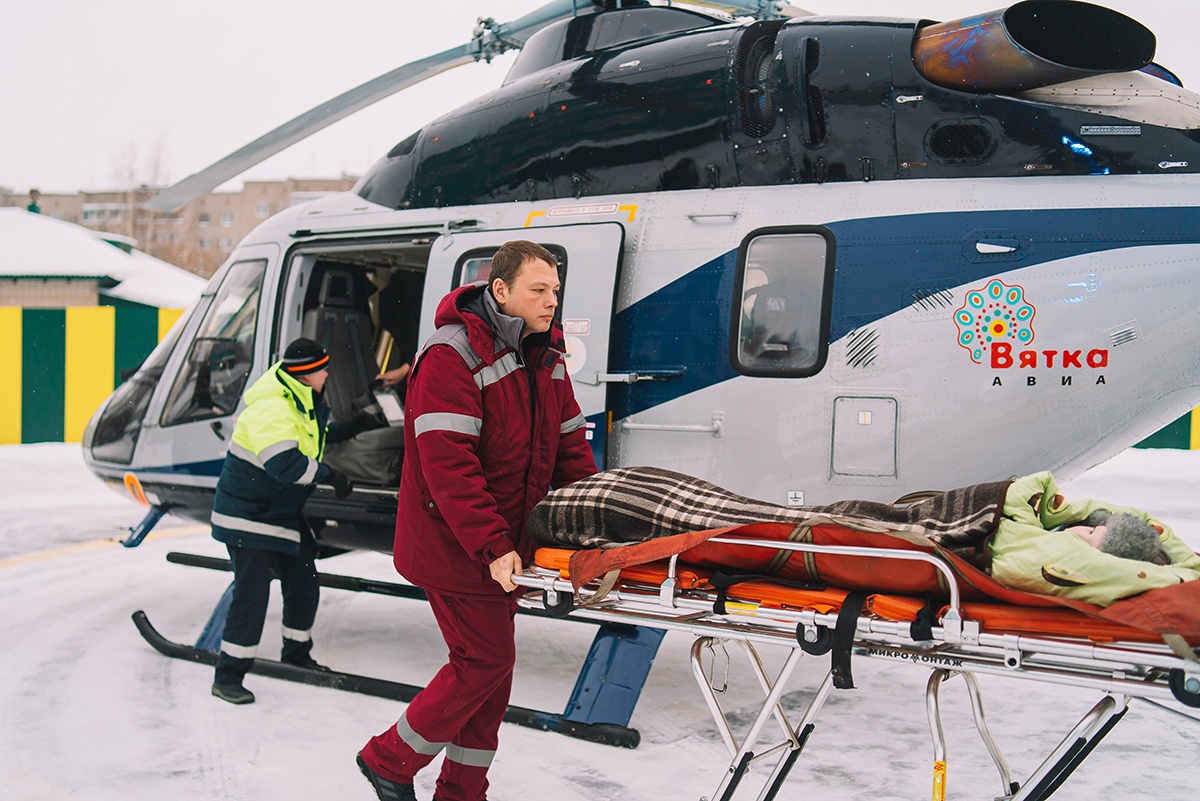 В Кировской области из-за снегопадов женщину с инсультом пришлось спасать на вертолете 