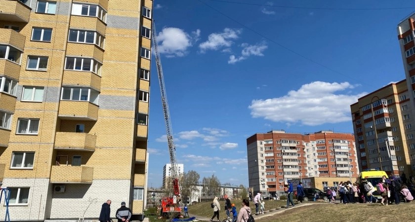В Кирове оставленная одна дома малышка едва не сорвалась с 10 этажа