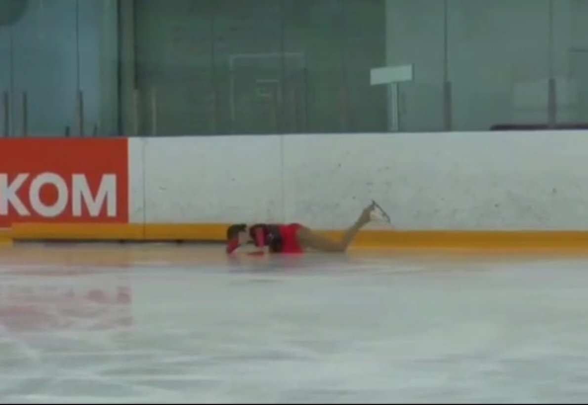 15-летняя фигуристка разбила голову во время выступления на соревнованиях в Кирове
