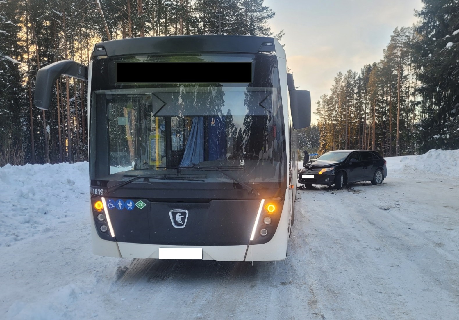 В Кировской области столкнулись Toyota и автобус: есть пострадавшие