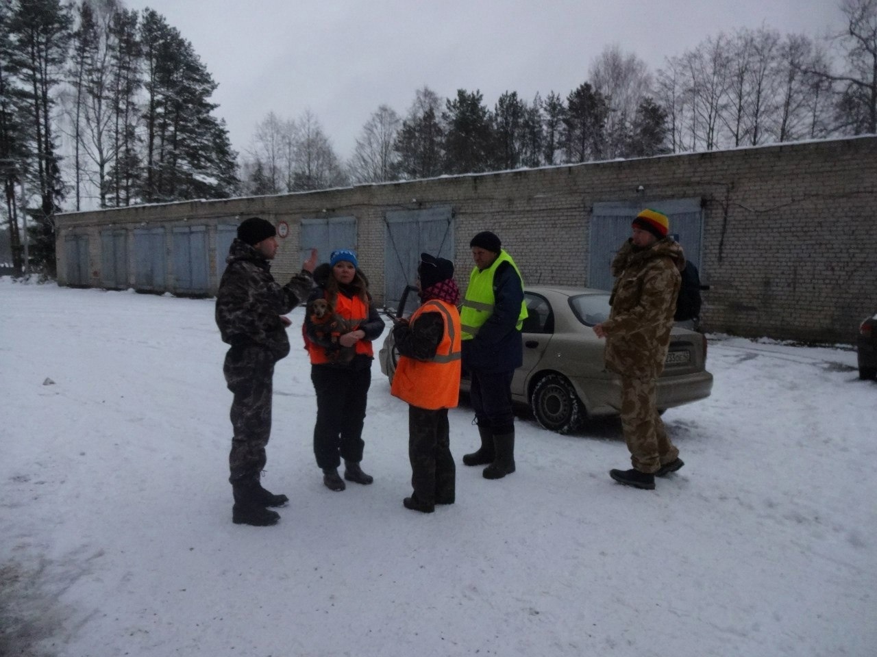 В Кирове несколько дней не могут найти вышедшую на прогулку с собакой женщину