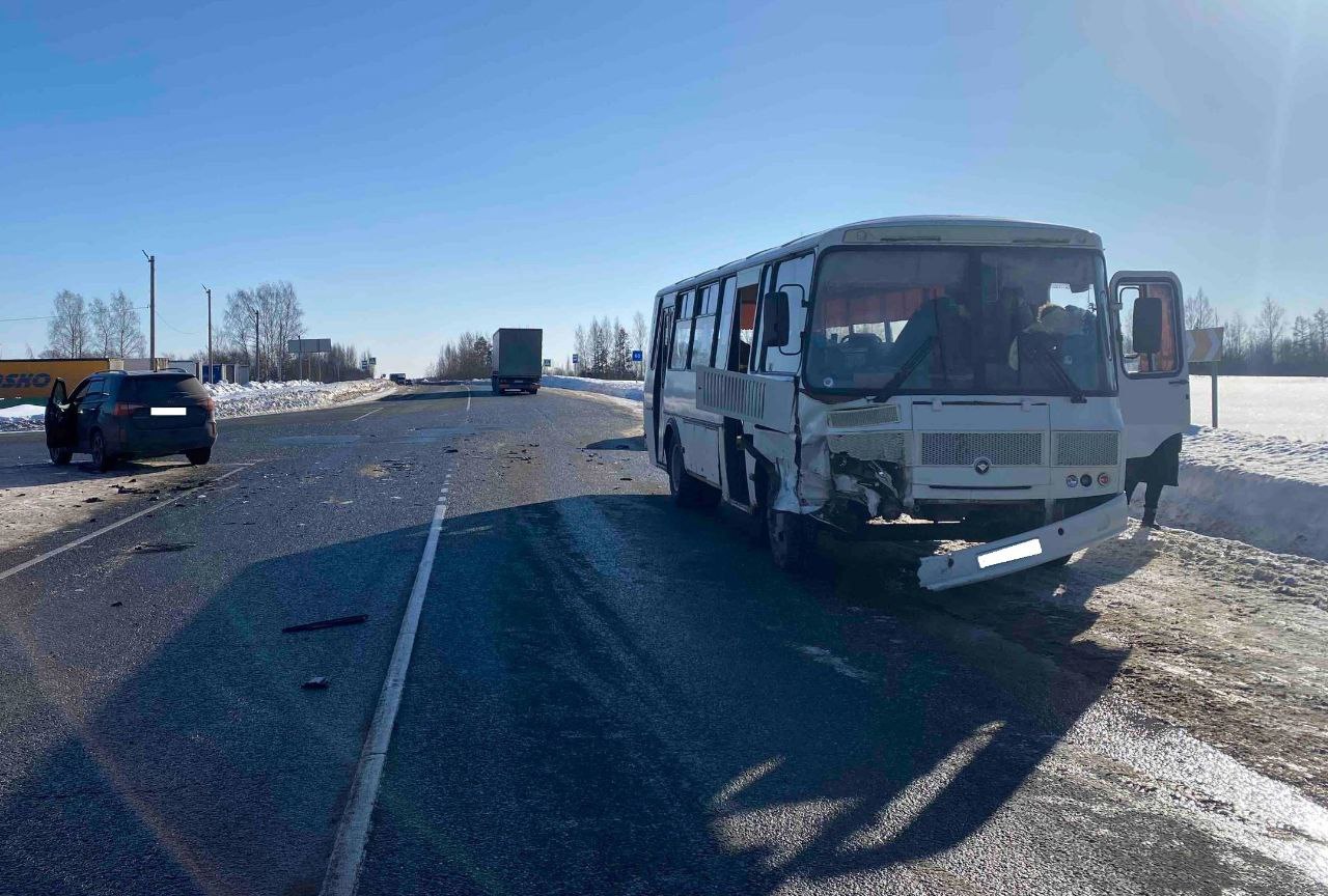 В Кировской области столкновение с автобусом смяло иномарку: есть пострадавшие