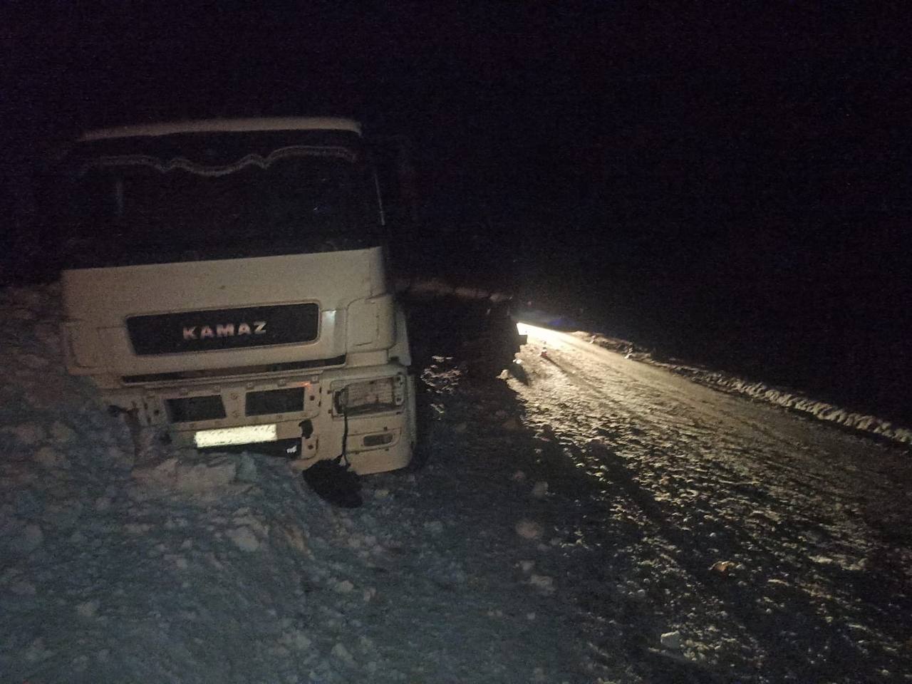 В Кировской области водитель и пассажир Kia погибли от столкновения с фурой