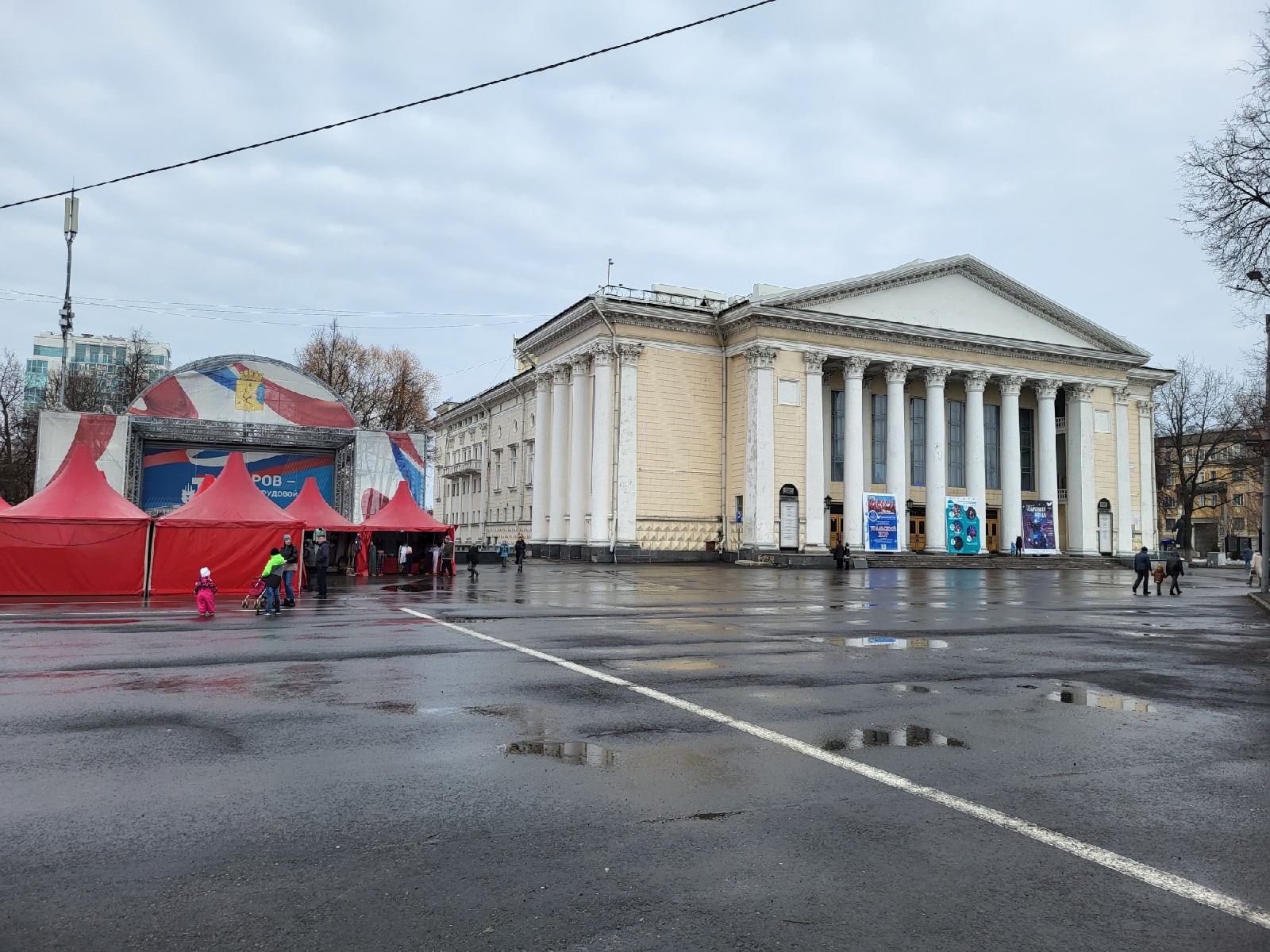 Кировские власти планируют благоустроить сквер рядом с драмтеатром
