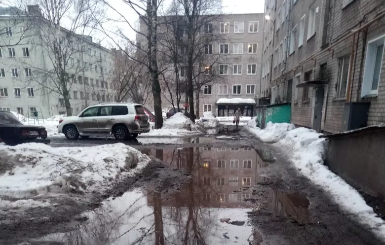 Кировская прокуратура потребовала ликвидировать "озера" во дворах домов