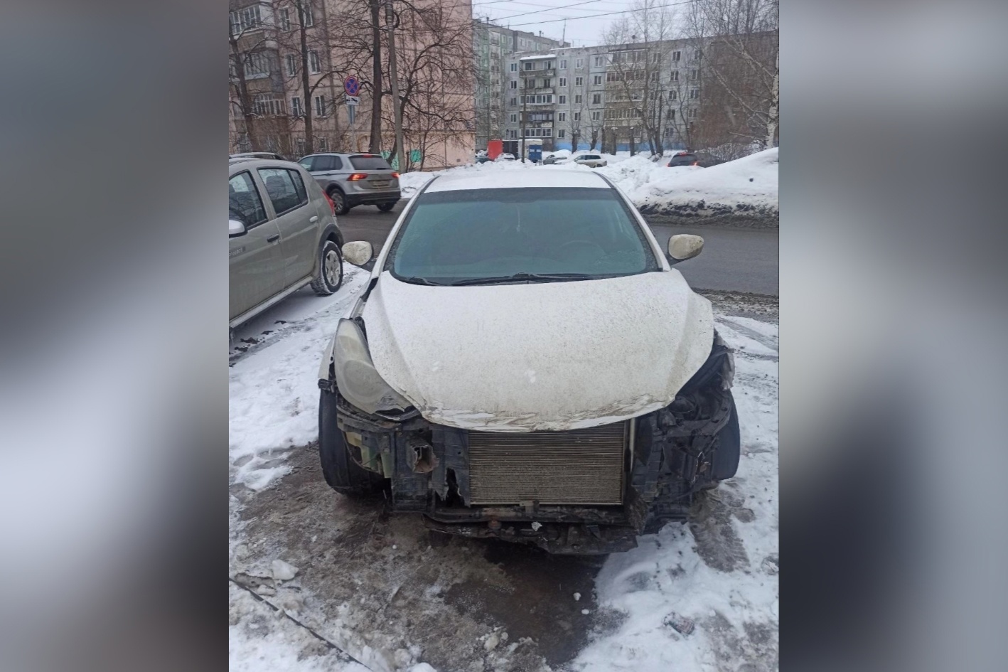В Кирове на улице Мира столкнулись Hyundai и Jaguar