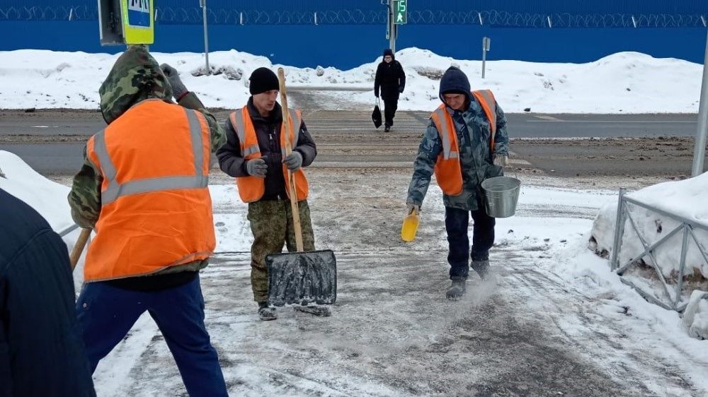 Дорожники усилили борьбу с гололедом на тротуарах в Кирове