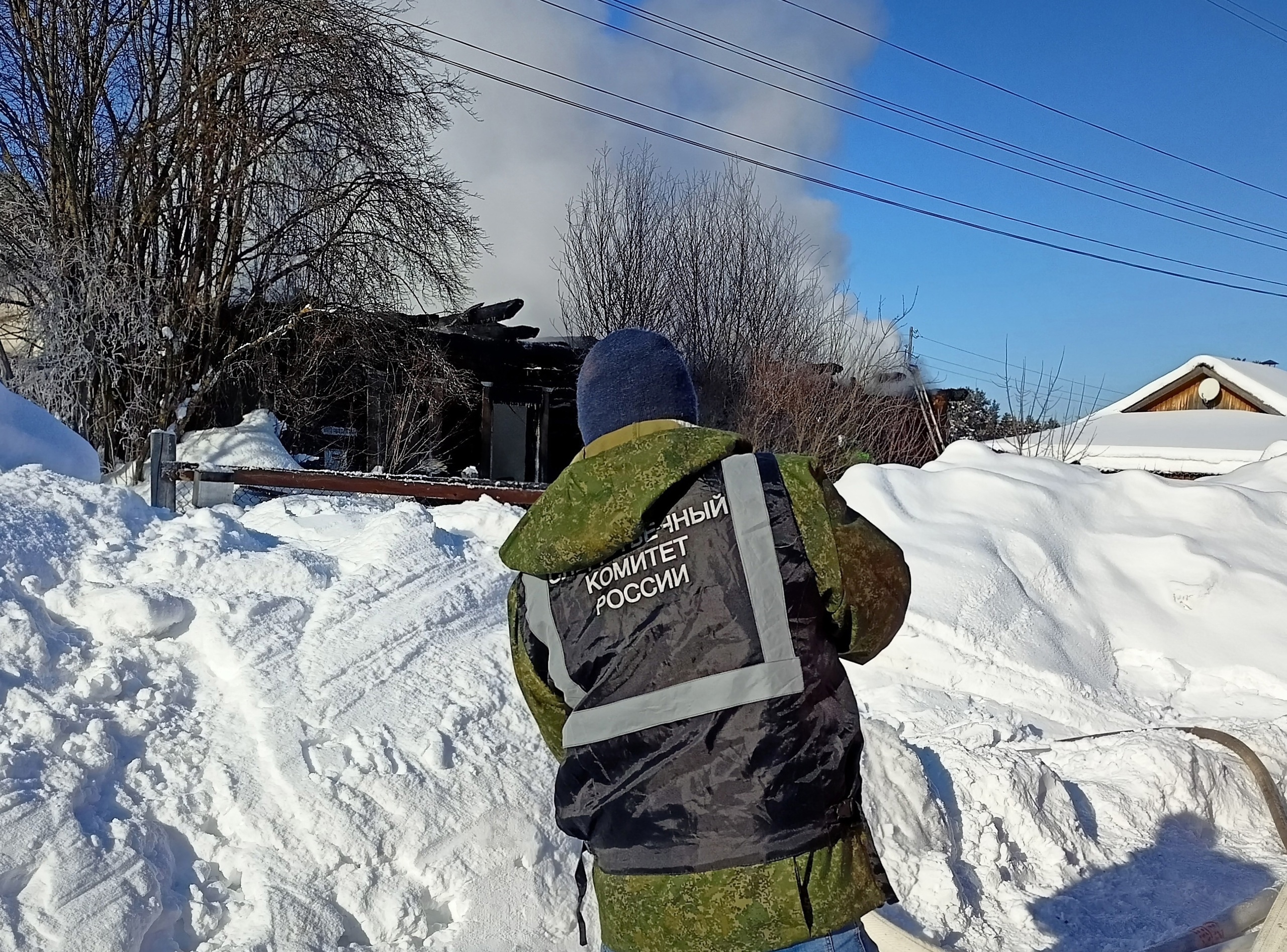 В Кировской области сотрудники полиции вывели двух человек из подожженного дома