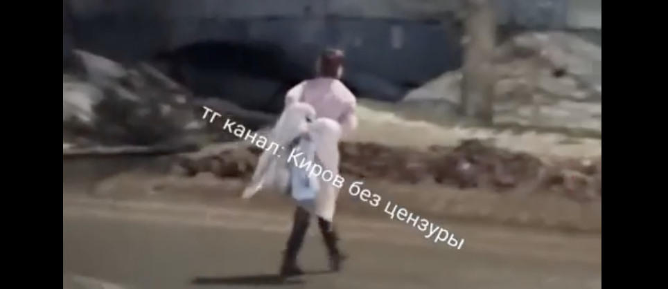 В Кирове на улице Некрасова заметили танцующую женщину