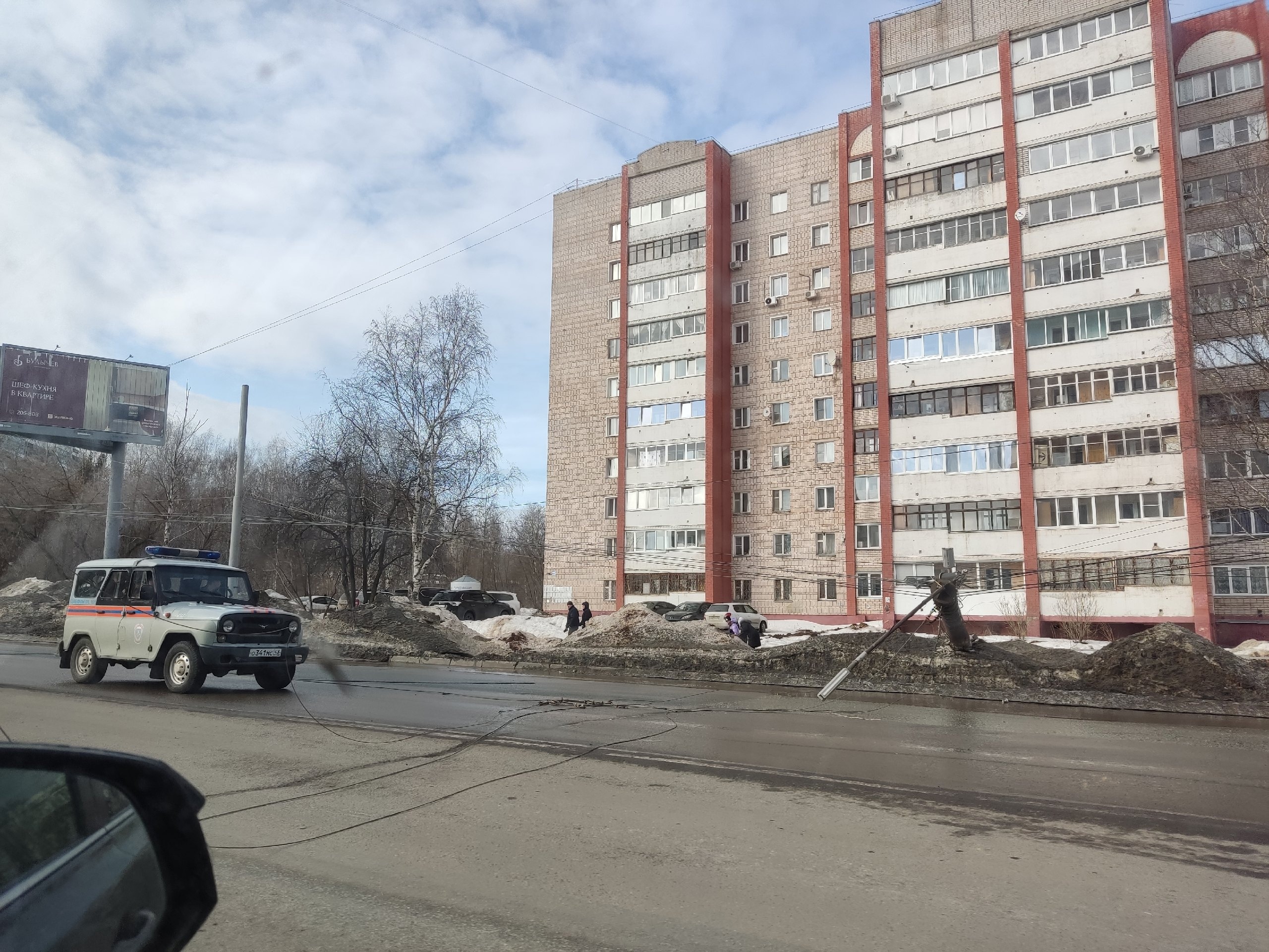 Пробка до "Алых парусов": на Московской в Кирове упал столб и перекрыл движение машин