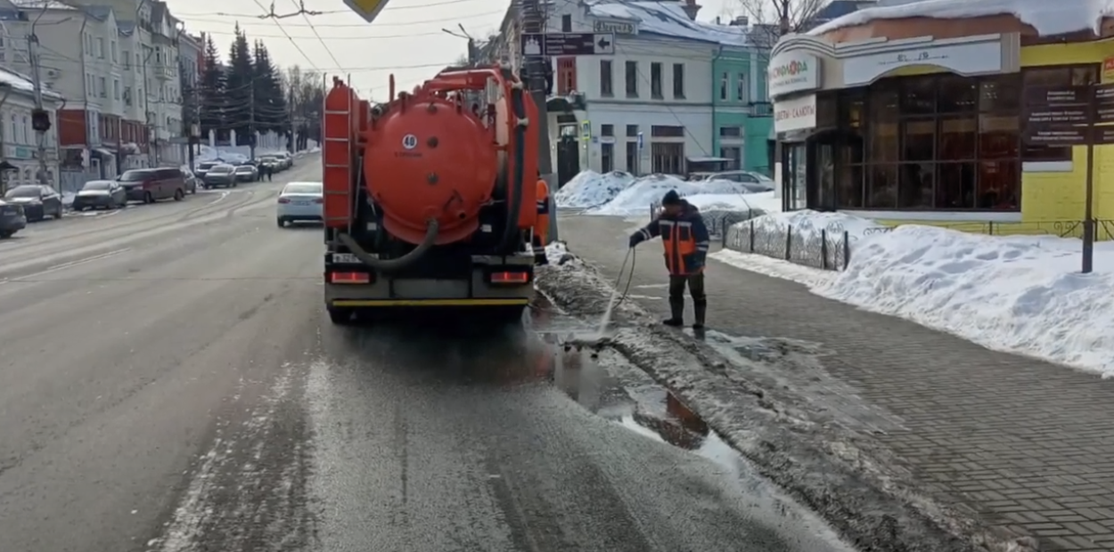 Кировские дорожники стараются не допустить подтоплений из-за паводка