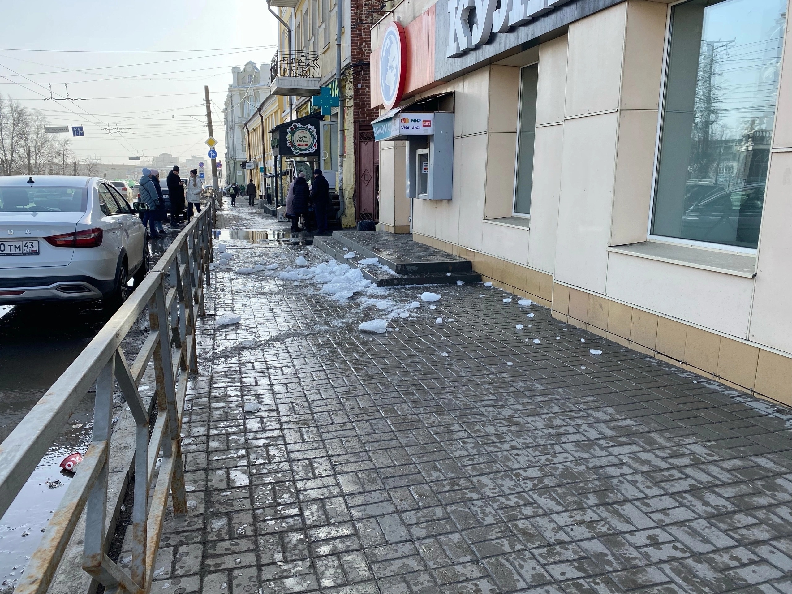 На женщину рухнула ледяная глыба улице Ленина в Кирове