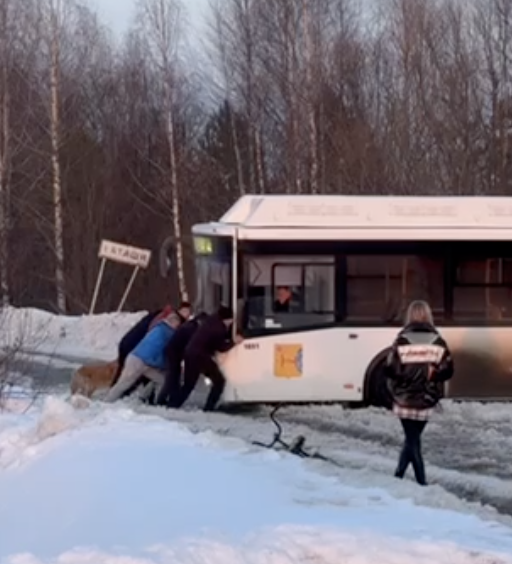 В Слободском районе рейсовый автобус не доехал до конечной точки, застряв на разбитой дороге