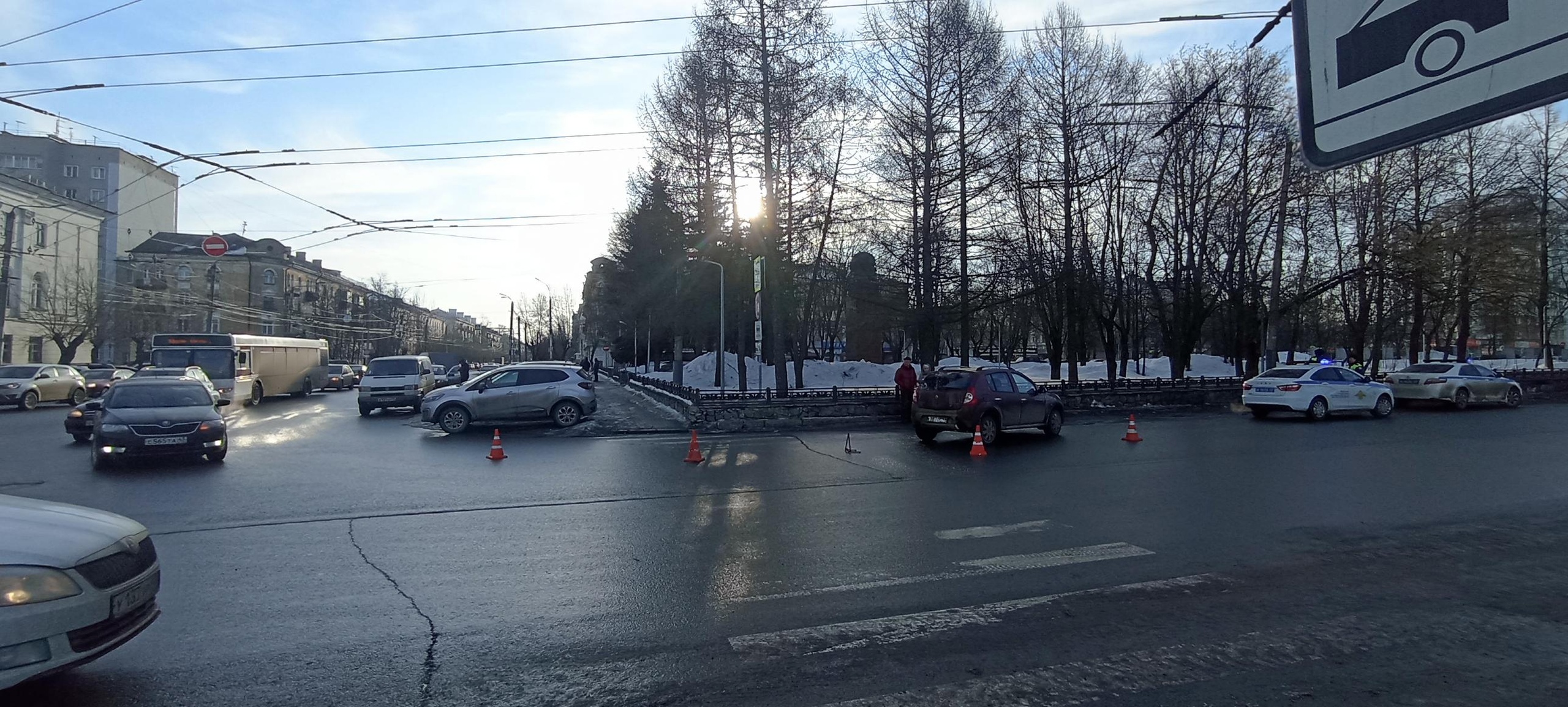 В Кирове на Октябрьском проспекте 64-летняя женщина на Renault сбила пешехода
