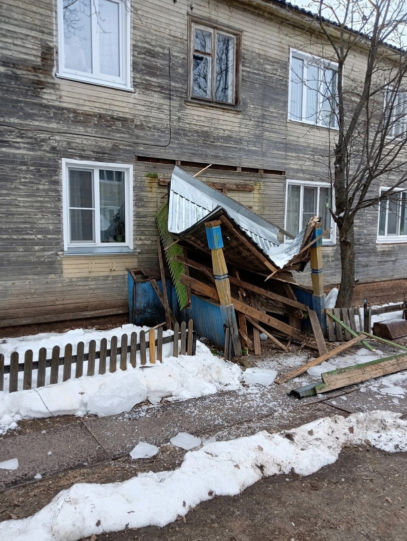 Соседи пришли "откапывать": в Нововятске обрушилось крыльцо многоквартирного дома