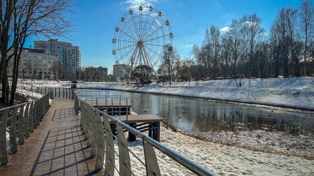 Парк имени Кирова подвергся нападению вандалов, сломавших скамейки и светильники
