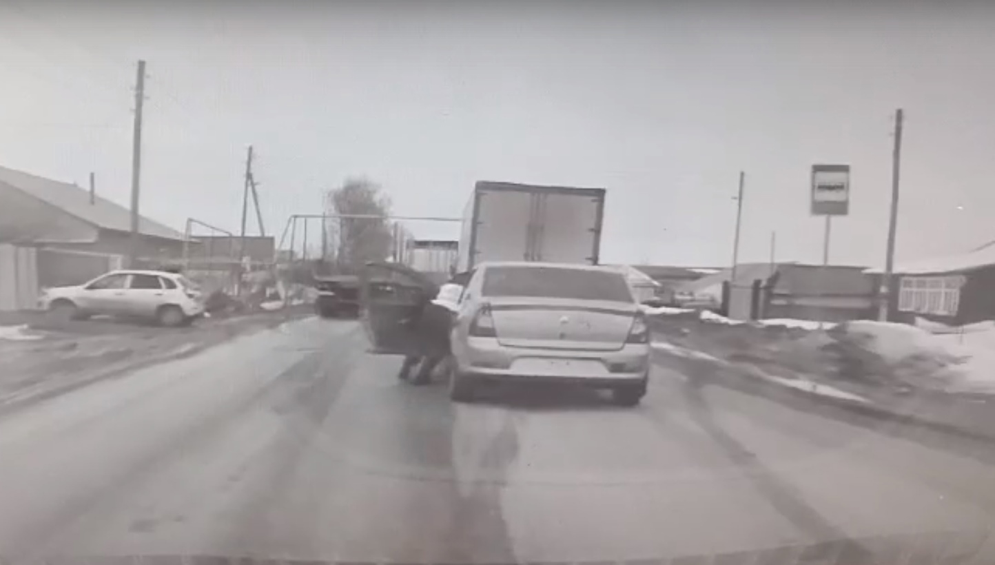 В Кировской области водитель устроил погоню, в ходе которой пострадал инспектор