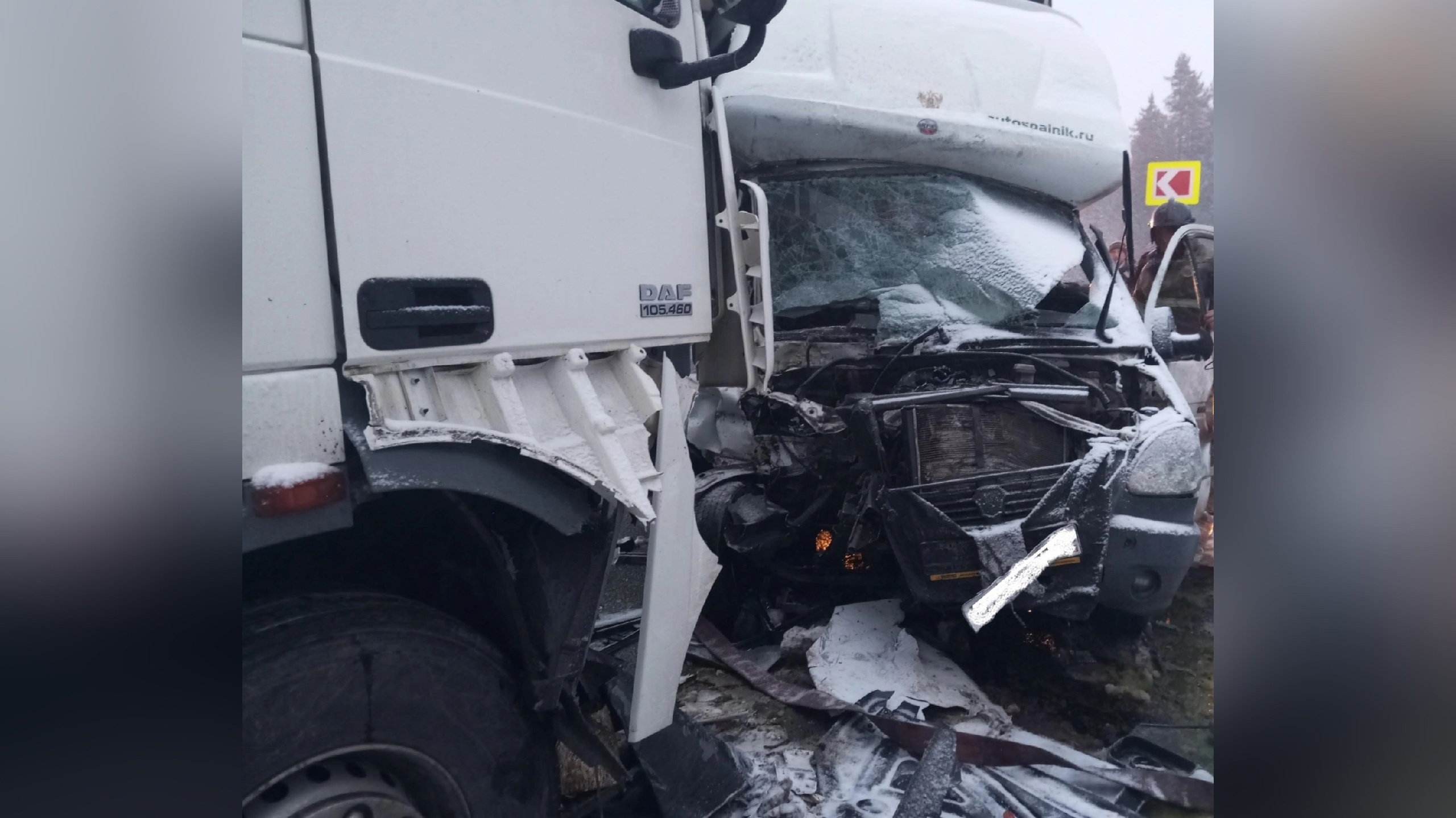 В Белохолуницком районе водитель "Газели" попал в аварию сразу с двумя фурами