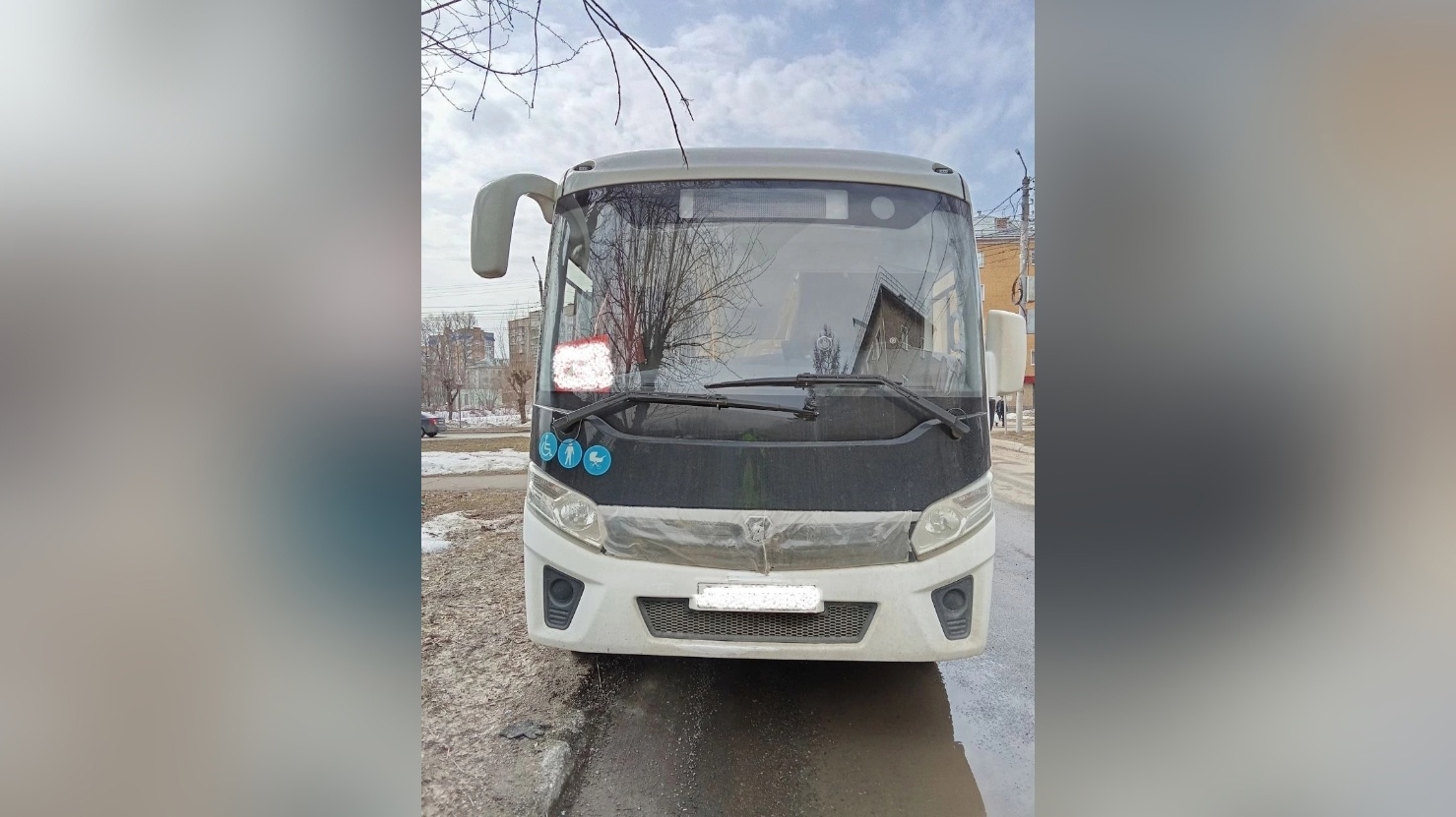 В Кирове автобус столкнулся с легковушкой: пострадали два ребенка