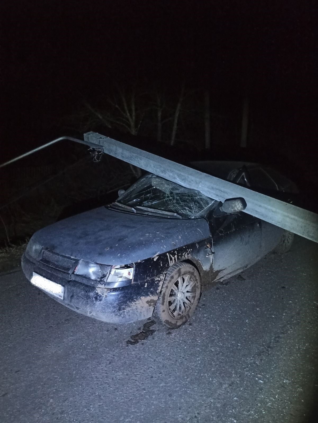 В Кировской области лихач на "семерке" снес столб, рухнувший на машину девушки