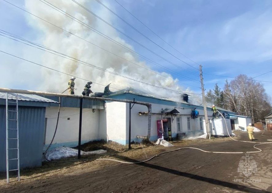 В поселке Даровском пожарные спасали от огня здание кулинарии