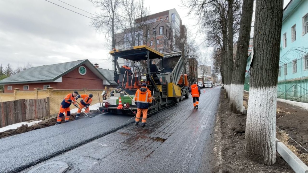 В Кирове начали ремонтировать проезжую часть и тротуары на четырех улицах