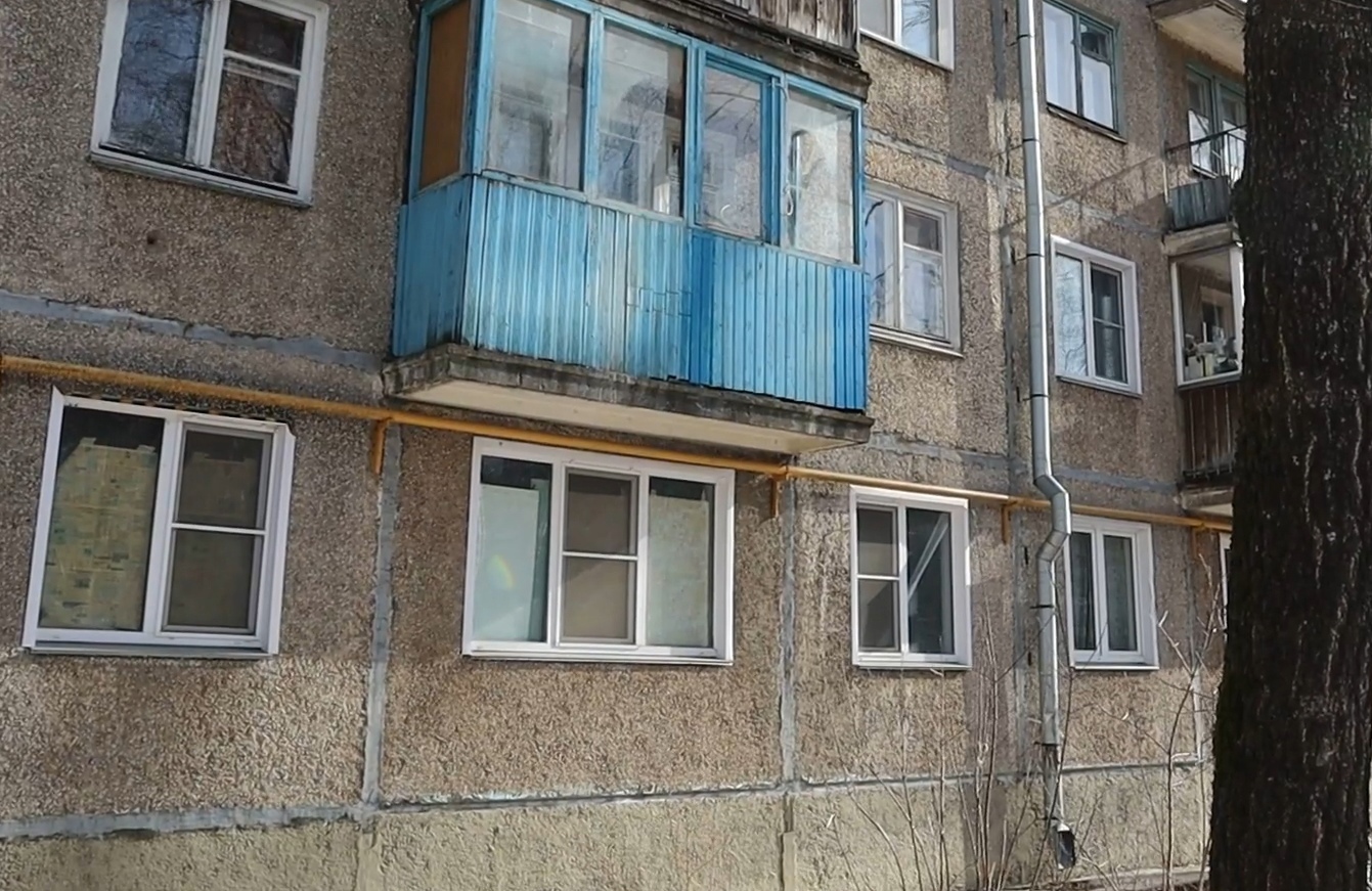 В Кирове жильцы дома на Московской два года соседствуют с червями и мухами на стенах