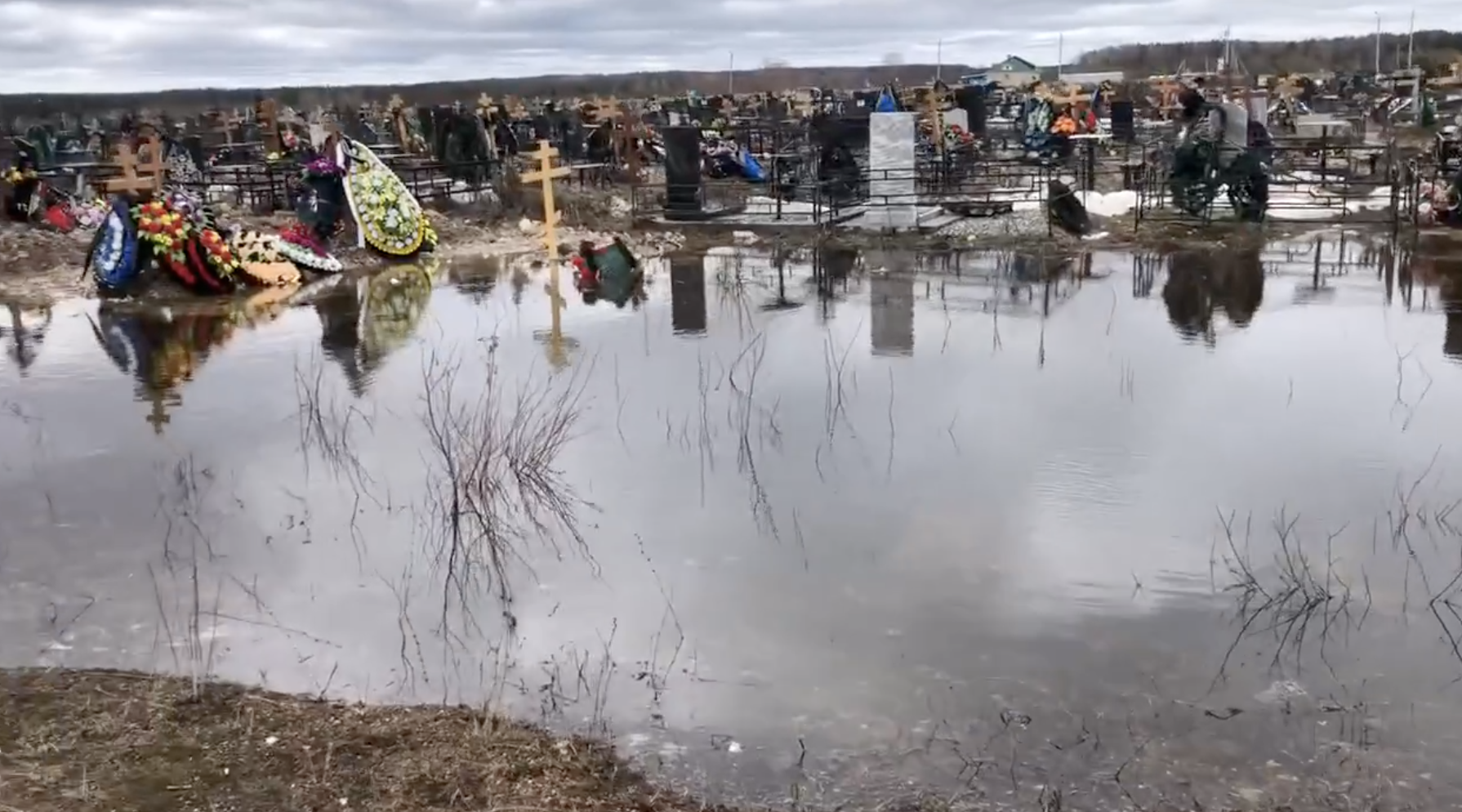 "Как нам, родственникам, смотреть на эту жуть!": жителей Кирова волнует затопленное кладбище