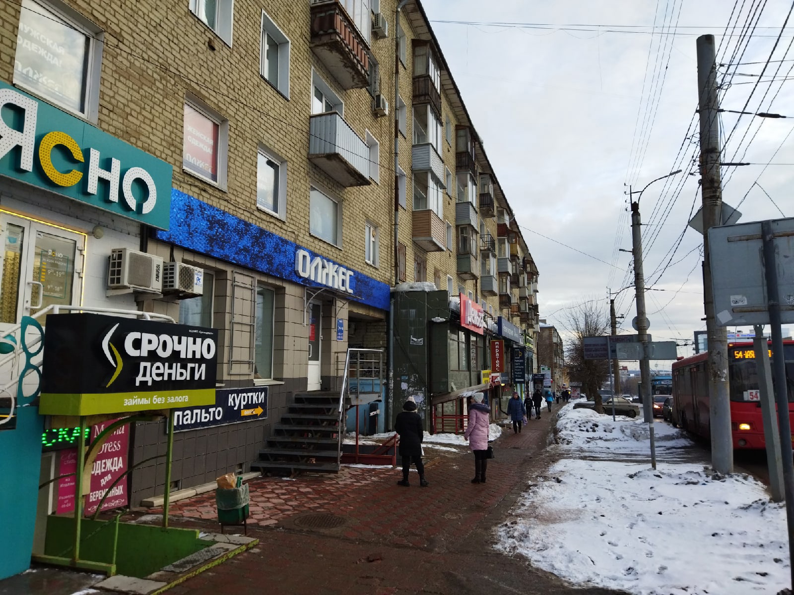 Кировские власти пообещали искоренить незаконные рекламные баннеры на фасадах