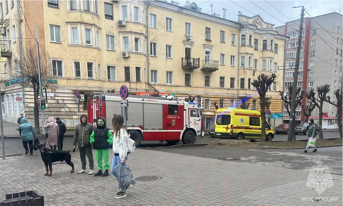 В Кирове четыре пожарных экипажа выехали к детской поликлинике на Карла Маркса
