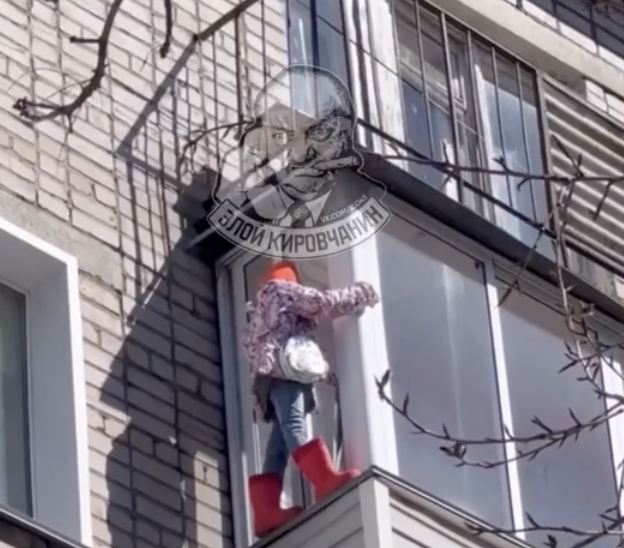 В Кирове спасали девочку, которая оказалась на балконном карнизе