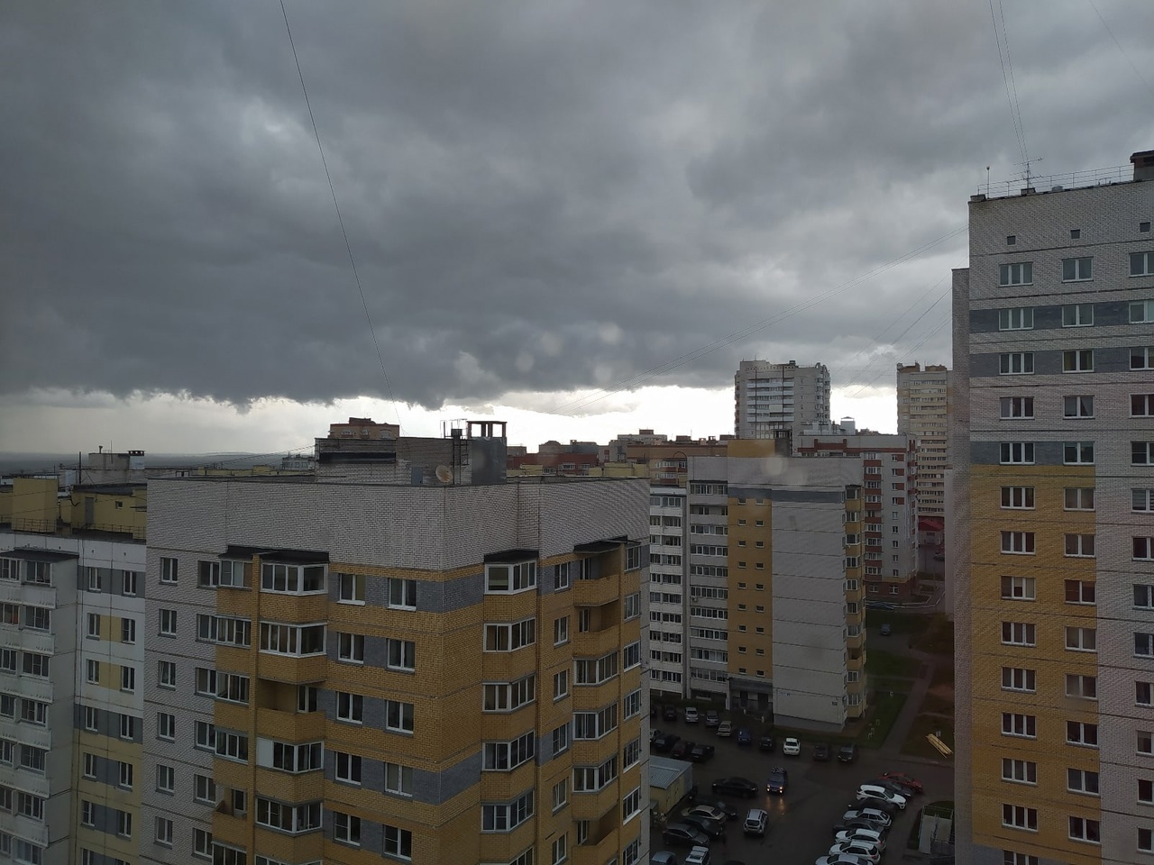 Ветер будет срывать крыши и валить деревья: на Кировскую область надвигаются град и шквалы