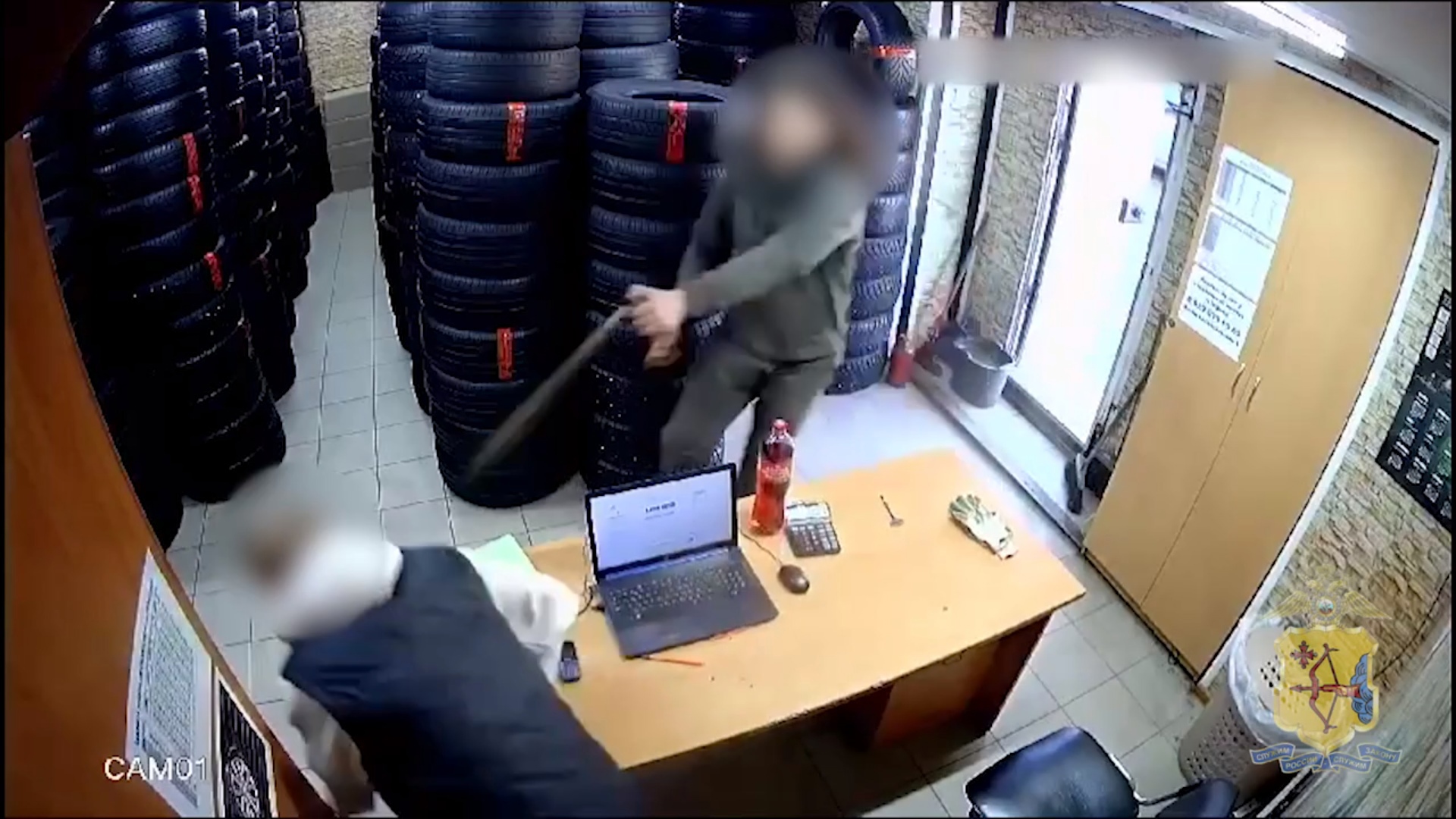 "Был на эмоциях": в Кирове сотрудник магазина автошин напал с ножом на коллегу