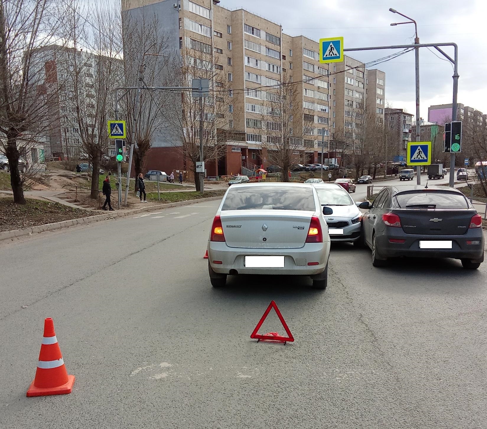 В Кирове на улице Кольцова водитель сбил ребенка и въехал в две встречные машины