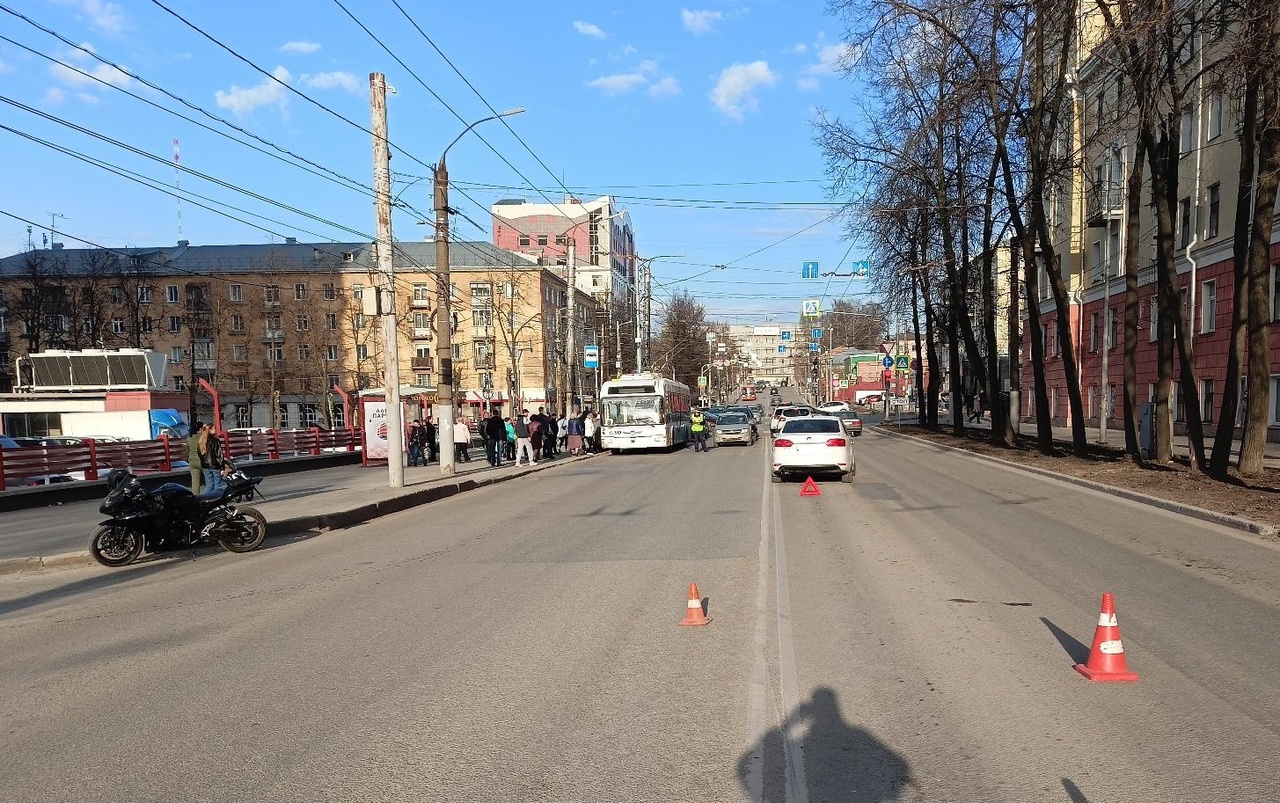 В Кирове на улице Московской мотоциклист попал под колеса машины