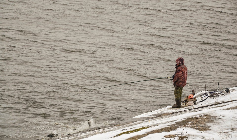 Вятскополянские полицейские поймали браконьера, рыбачившего на заповедном озере