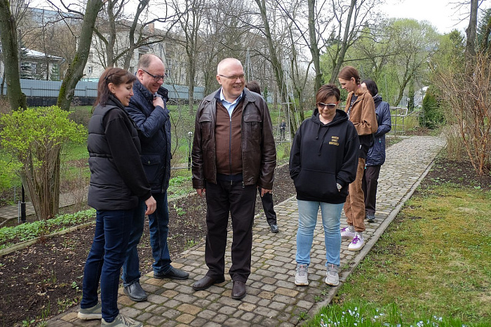 В Кирове в Ботаническом саду у "Черного моря" высадили саженец крымской сосны