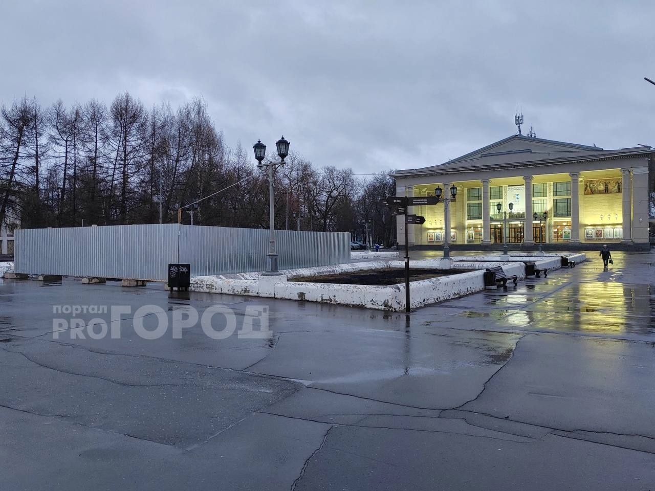На площади у филармонии в Кирове идет подготовка к установке памятника Невскому