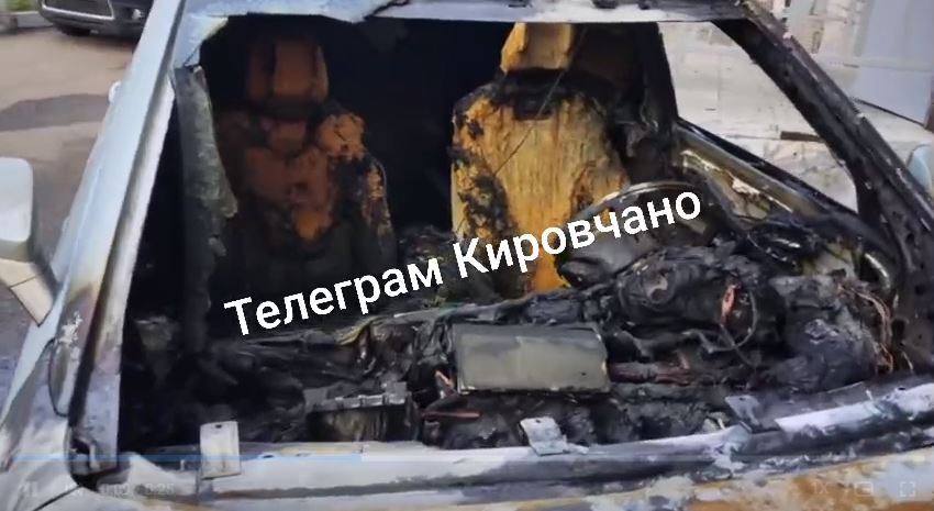 Во дворе дома на Профсоюзной в Кирове сгорела машина