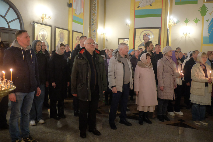 Александр Соколов принял участие в пасхальном богослужении в кировском храме