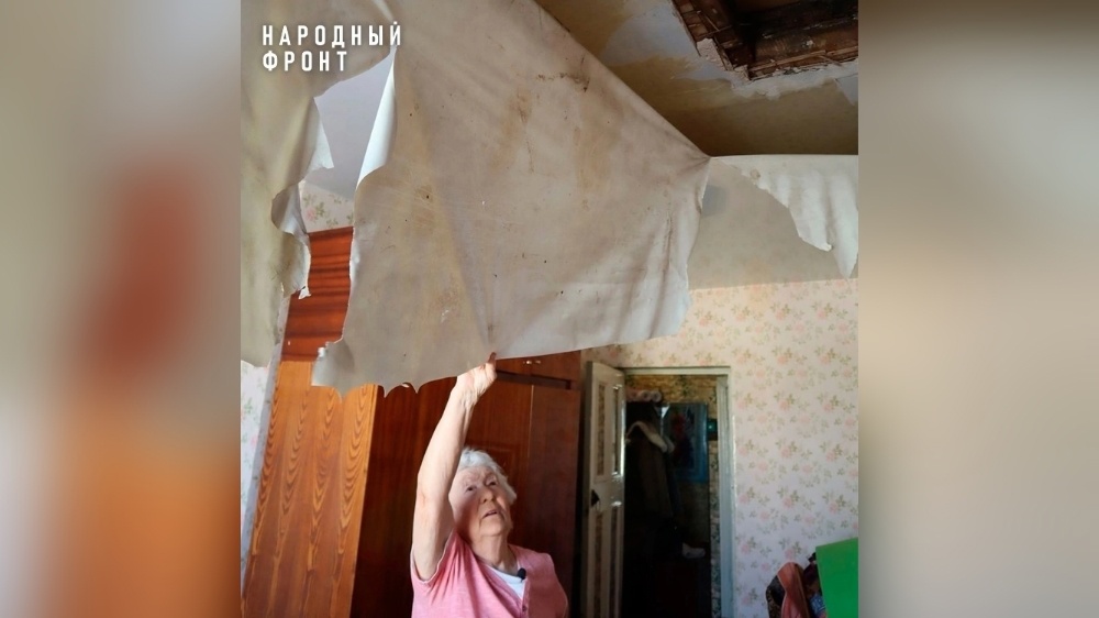 Кировчанка четыре месяца жила со сквозной метровой дырой в потолке