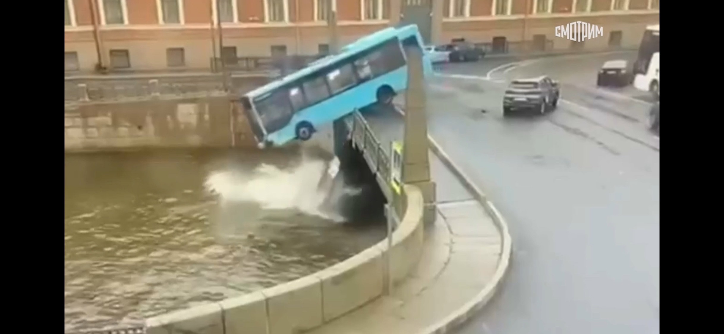 Трагедия в Санкт-Петербурге: автобус выехал за ограждения и упал с моста, есть погибшие
