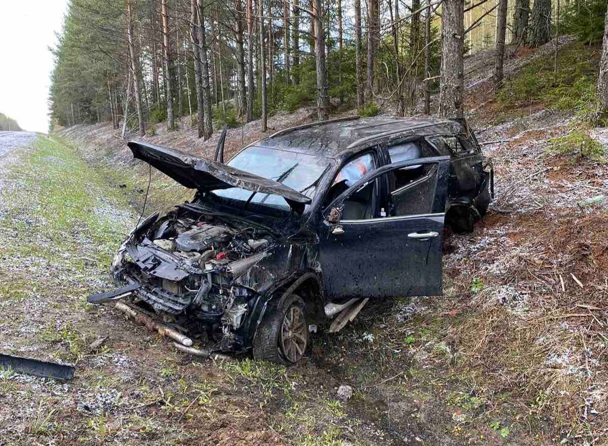 Съехал с дороги и опрокинулся: в аварии на трассе в Кировской области пострадали двое