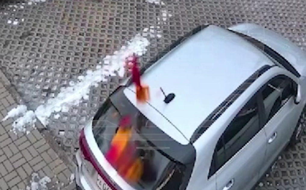 В Кирове малолетние хулиганы разбили машину, сбросив на нее игрушку с 25 этажа