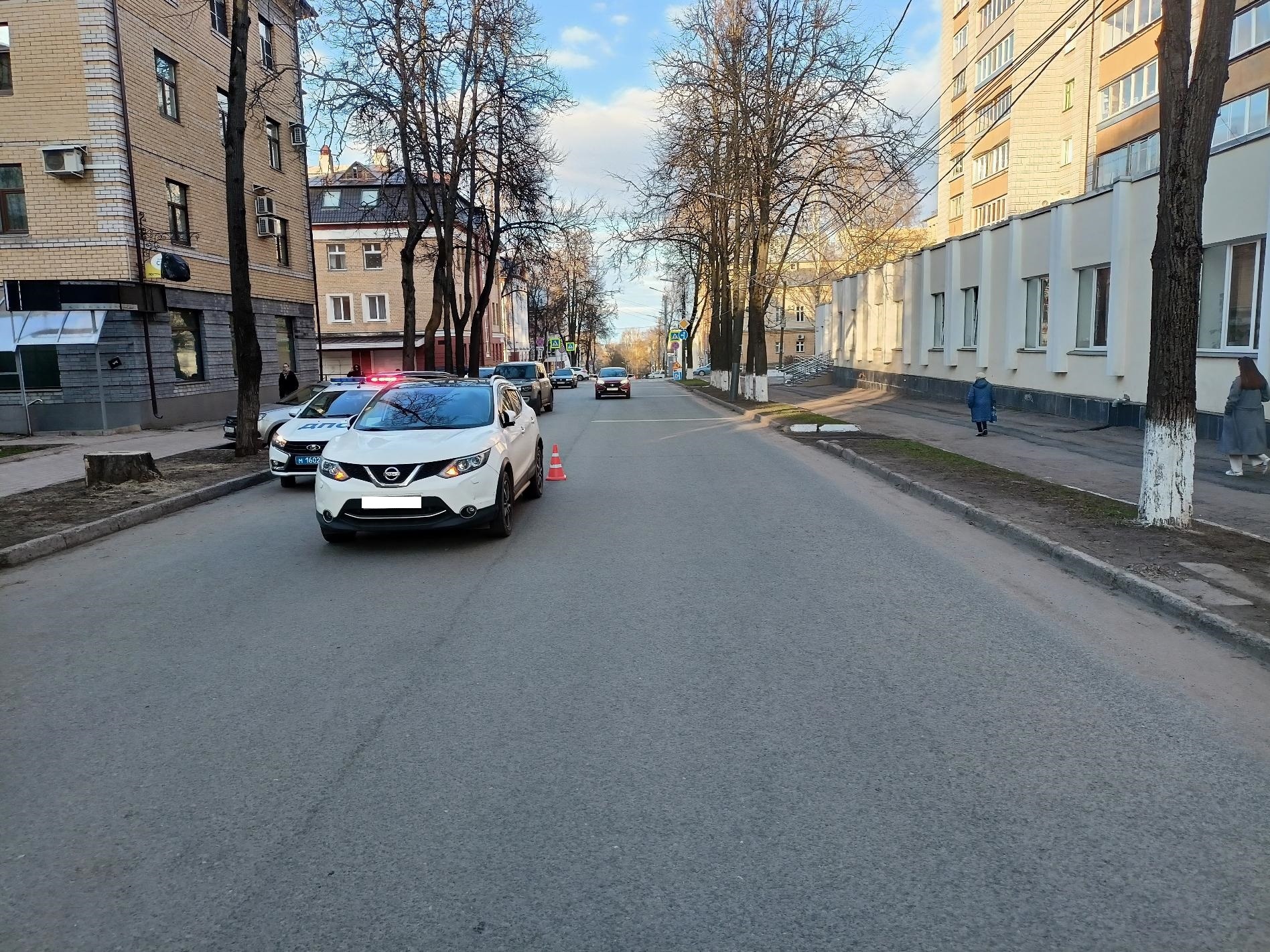 В Кирове на улице Молодой Гвардии водитель Nissan сбил девятилетнюю девочку